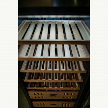 Электронный шкаф компрессорный Cigar Cabinet M-C 138 фото 5