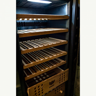 Электронный шкаф компрессорный Cigar Cabinet M-C 93 фото 4
