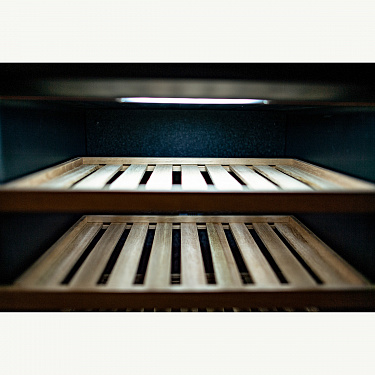 Электронный шкаф компрессорный Cigar Cabinet M-C 93 фото 6