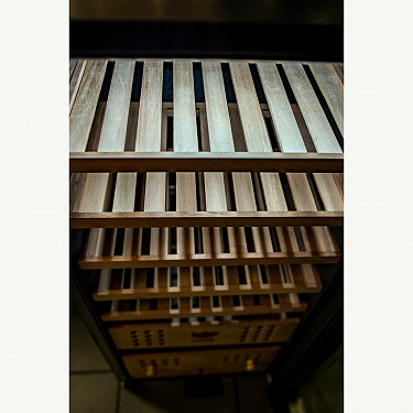 Электронный шкаф компрессорный Cigar Cabinet M-C 93 фото 3